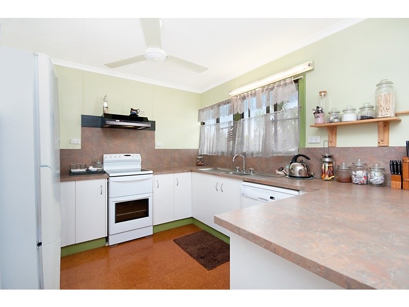 10 Coral Street, Saunders Beach QLD 4818