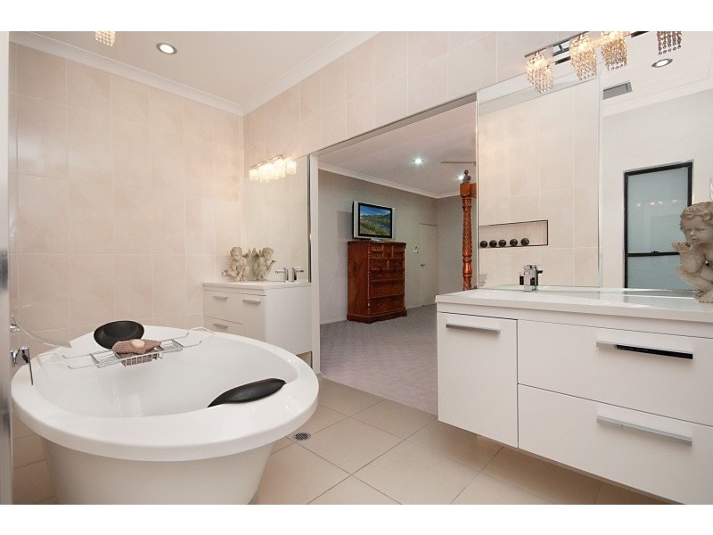 17 Dampier Crescent, Burdell QLD 4818