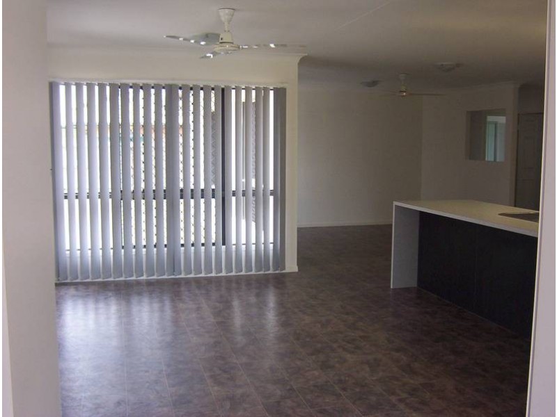 8 Moor Court, Kelso QLD 4815