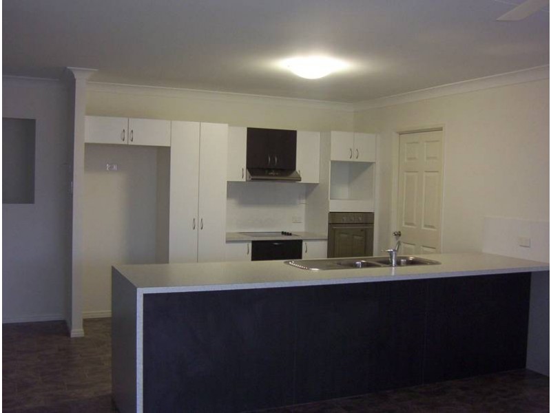 8 Moor Court, Kelso QLD 4815