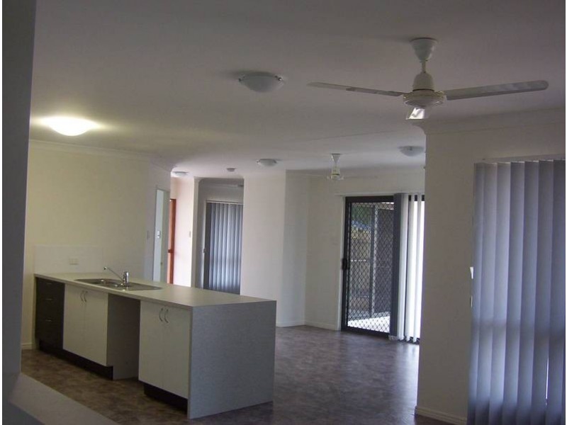 8 Moor Court, Kelso QLD 4815