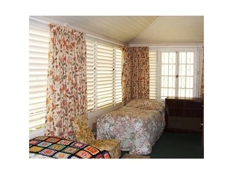 4 James Street, West End QLD 4810