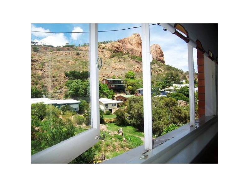 11 Stanton Terrace, North Ward QLD 4810