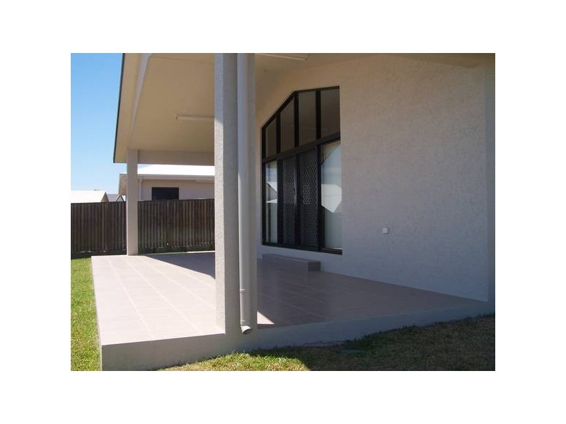 Bushland Beach QLD 4818