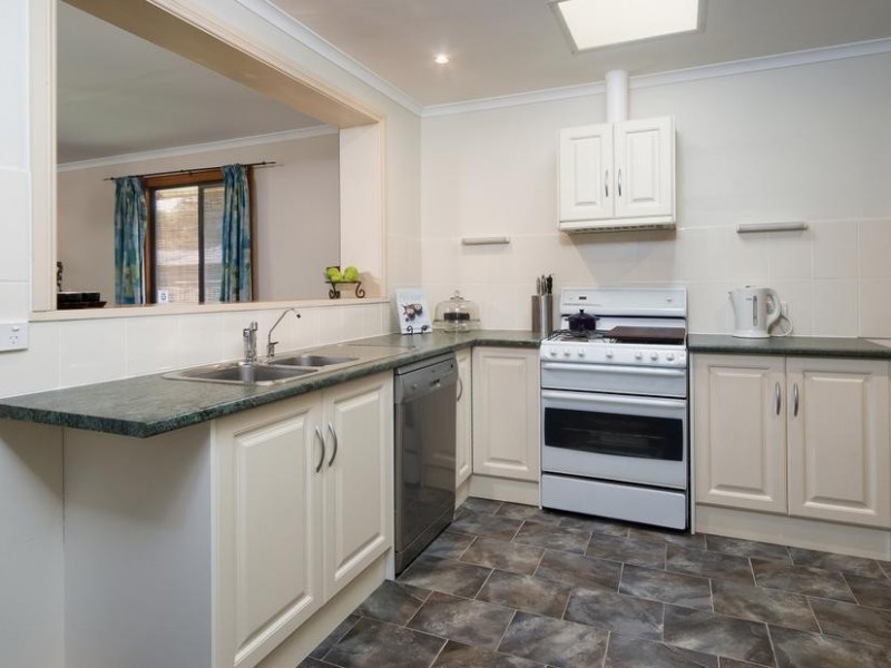 8 Valiant Court, Salisbury Heights SA 5109