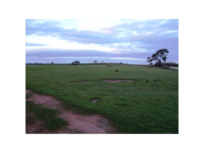 . Oak Grove & Law Road, Rockleigh SA 5254