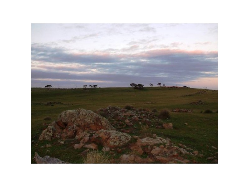 . Oak Grove & Law Road, Rockleigh SA 5254