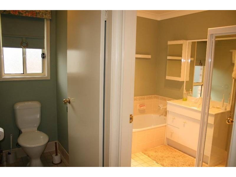 2/37a Lyrebird Drive, Nowra NSW 2541