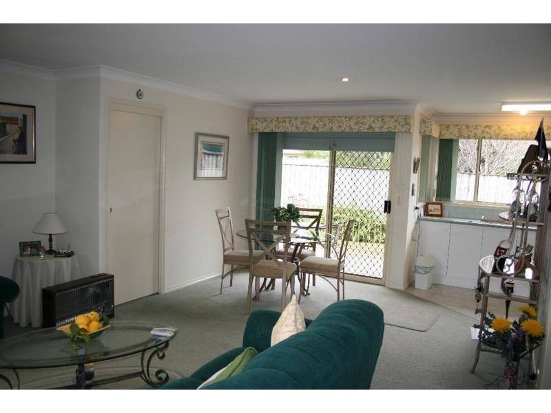 2/37a Lyrebird Drive, Nowra NSW 2541