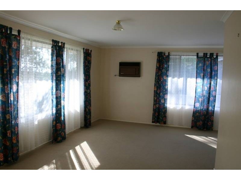 22 Yeovil Drive, Bomaderry NSW 2541