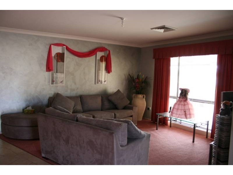 8 Kardella Avenue, Nowra NSW 2541