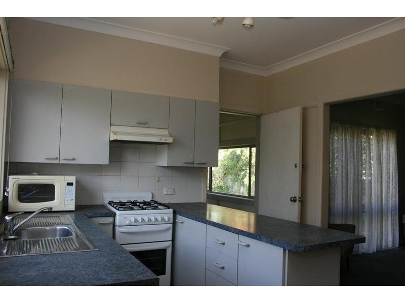 98 East Street, Nowra NSW 2541