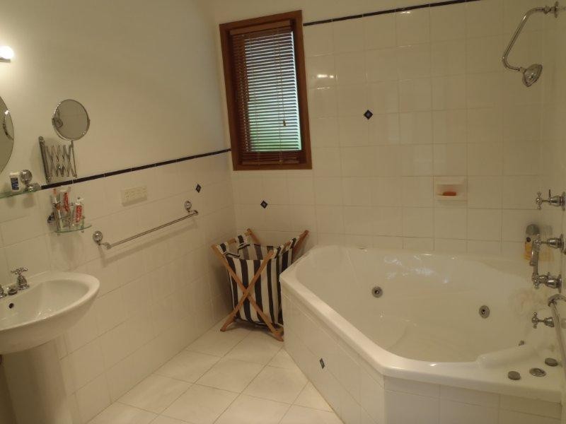 41 McArthur Drive, Falls Creek NSW 2540