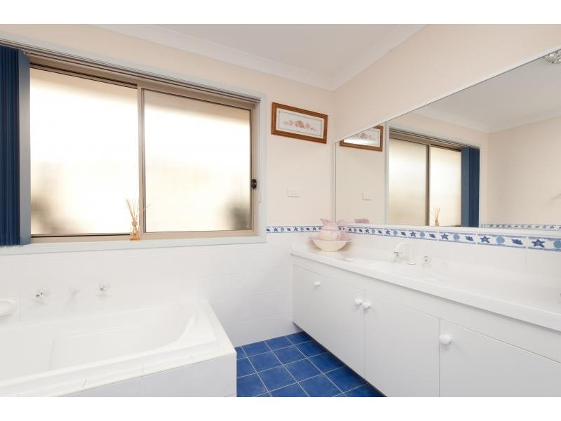 8 Burradoo Crescent, Nowra NSW 2541