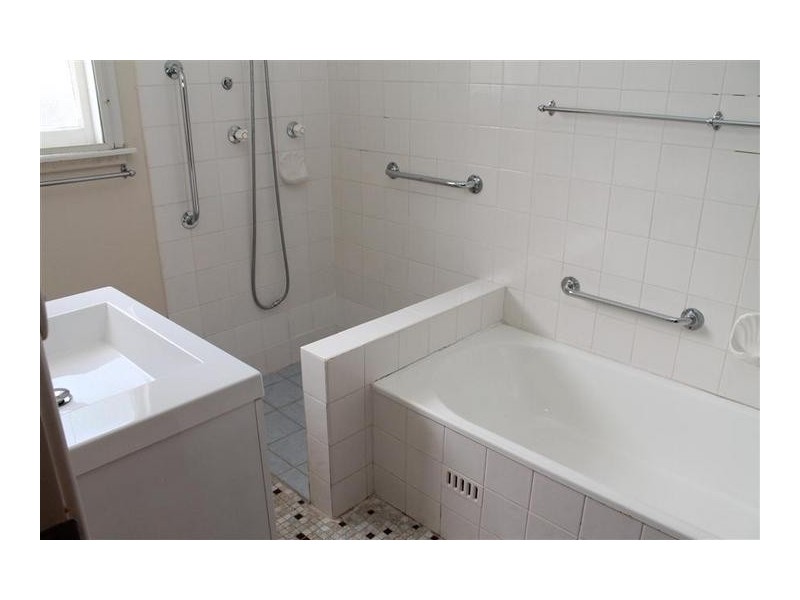 8 Alfred Street, Bomaderry NSW 2541