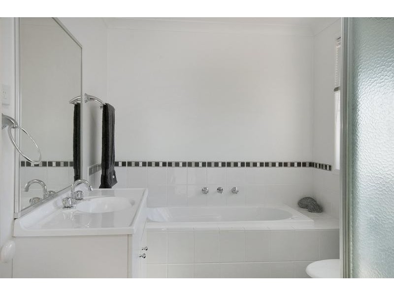 24 Emerald Drive, Meroo Meadow NSW 2540