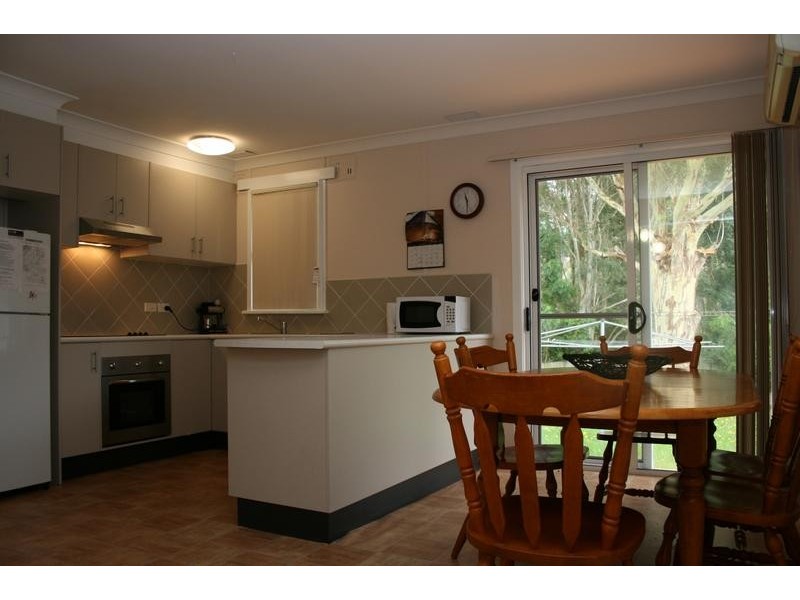 17 Queenborough Street, Nowra NSW 2541