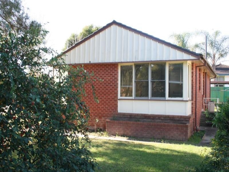 8 Queenborough Street, Nowra NSW 2541