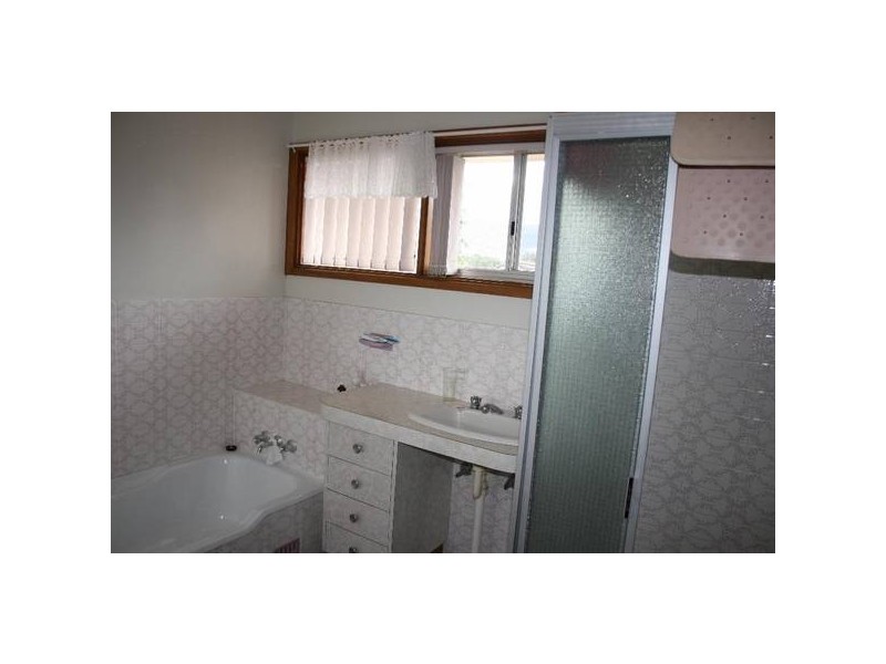 18 Fuchsia Crescent, Bomaderry NSW 2541