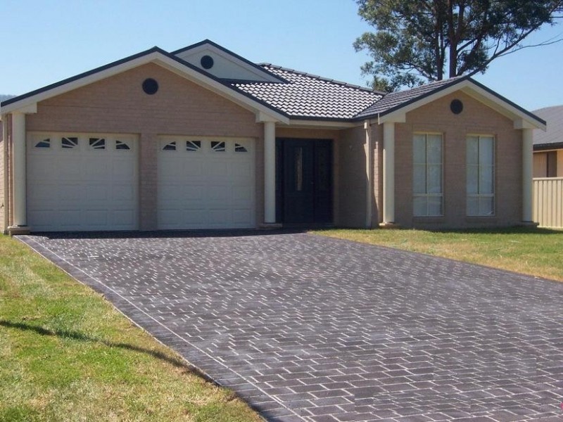 8 Emerald Drive, Bomaderry NSW 2541
