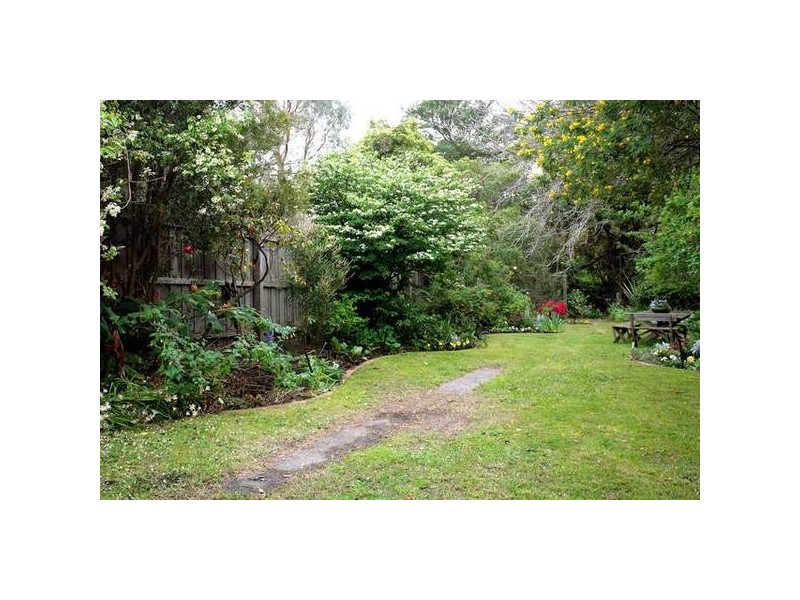 27 Sunbury Cres, Surrey Hills VIC 3127