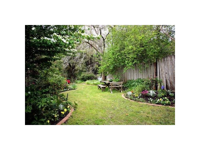 27 Sunbury Cres, Surrey Hills VIC 3127