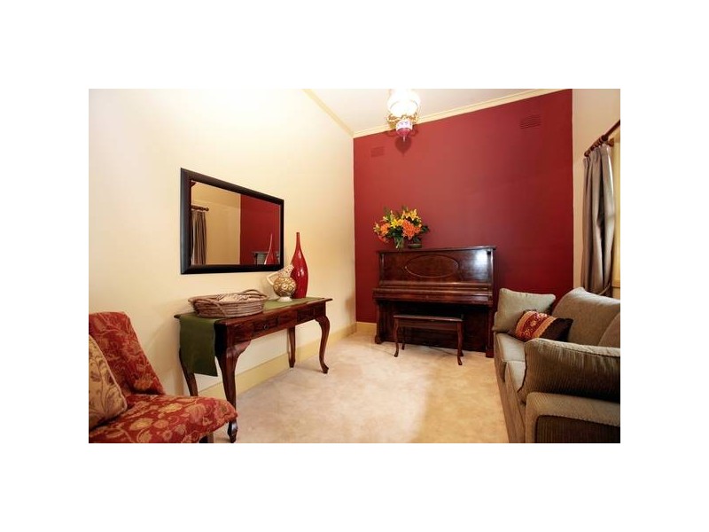 27 Sunbury Cres, Surrey Hills VIC 3127