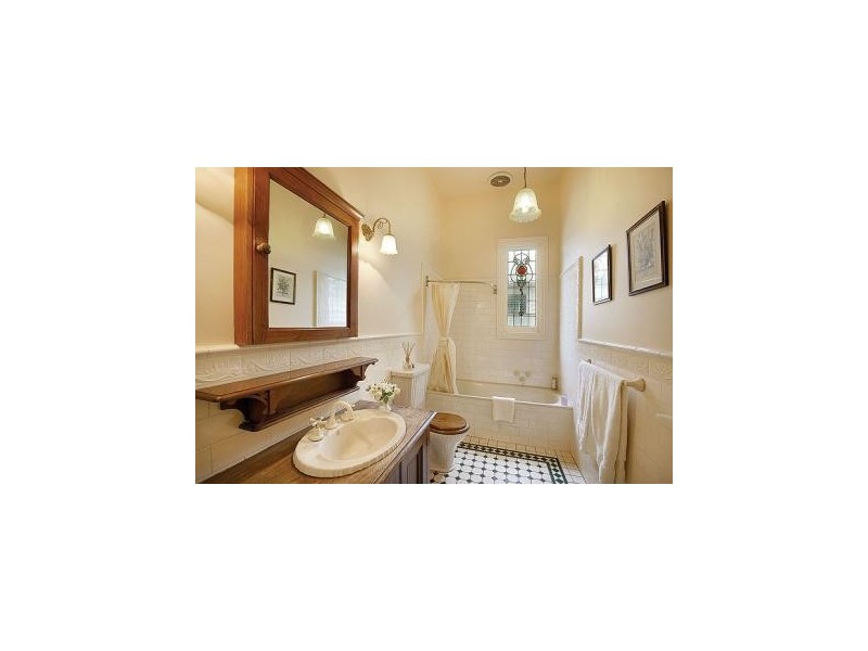 25 Selwyn St, Canterbury VIC 3126