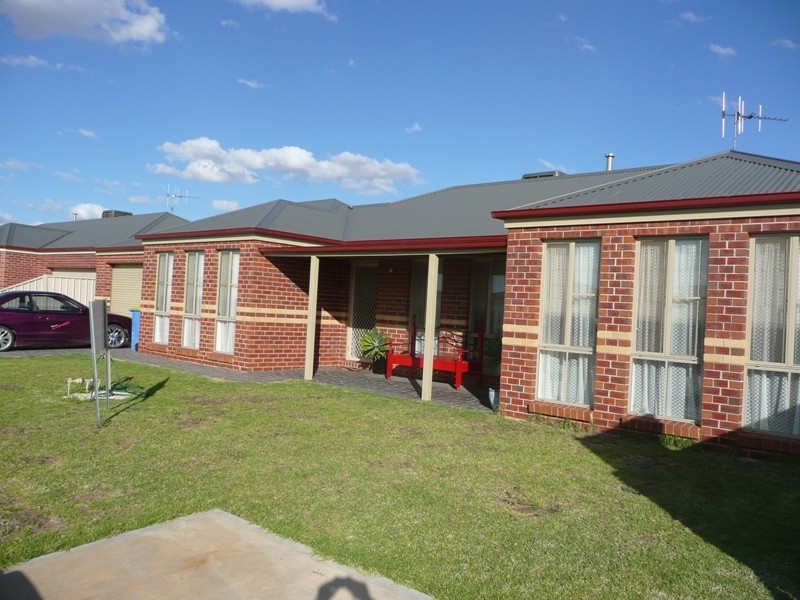 1 Champagne Crescent, Yarrawonga VIC 3730