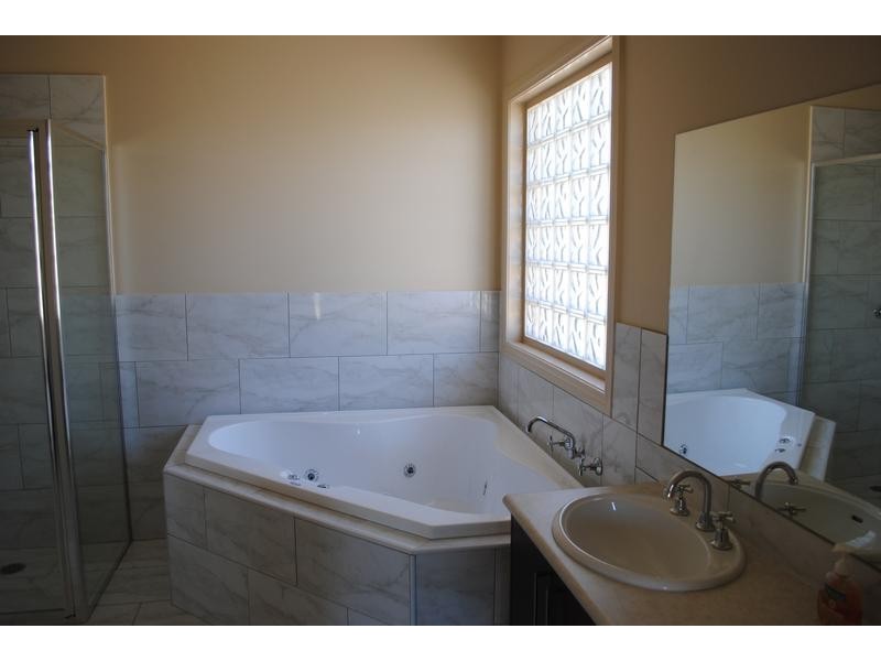 24 Steneker Crescent, Yarrawonga VIC 3730