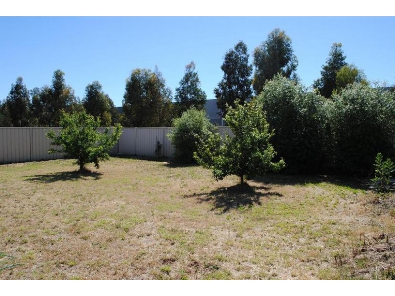24 Steneker Crescent, Yarrawonga VIC 3730