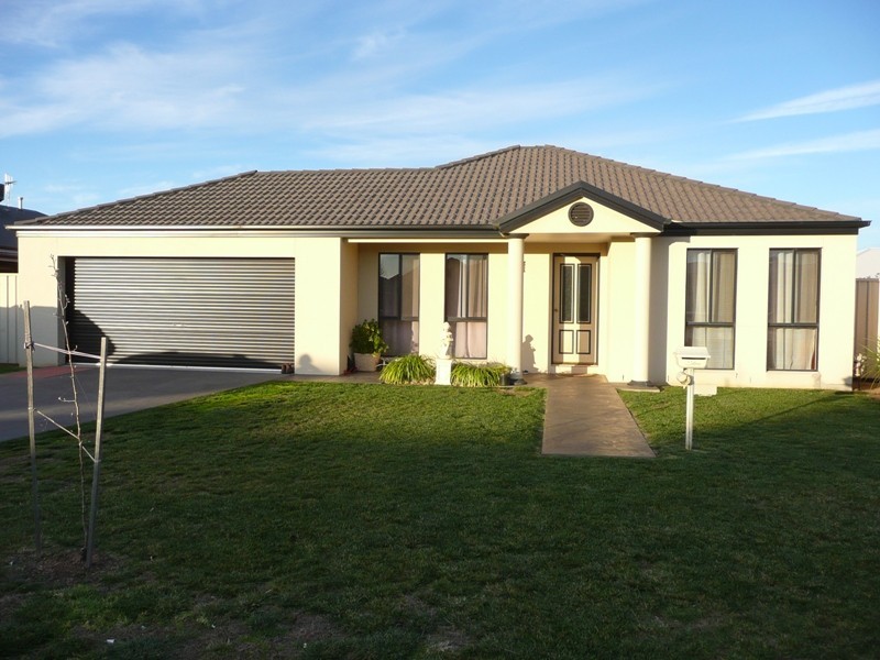 18 Derry Drive, Yarrawonga NSW 2850