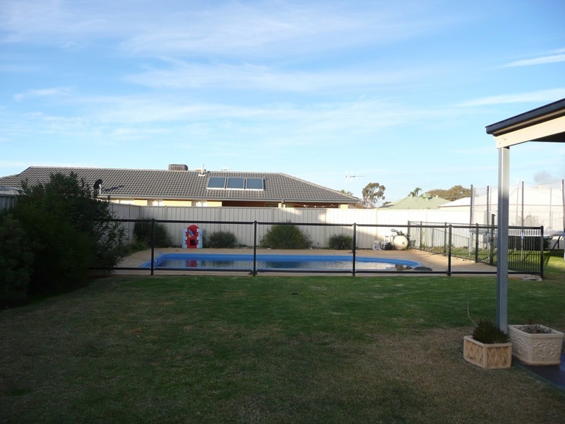 18 Derry Drive, Yarrawonga NSW 2850