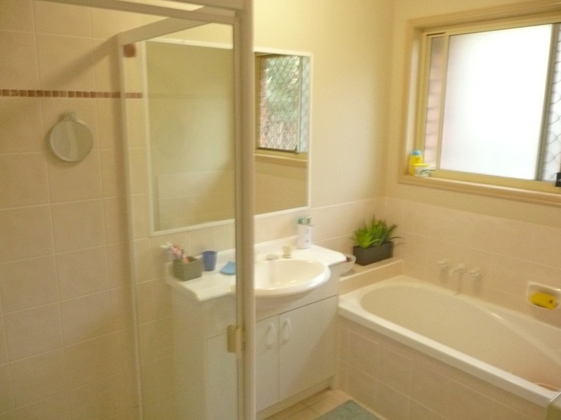 4 Riviera Court, Oxley QLD 4075