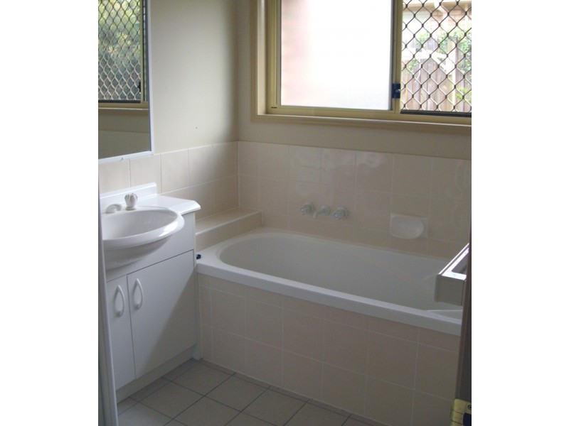 4 Riviera Court, Oxley QLD 4075