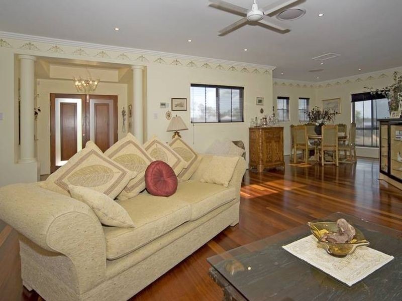 9 Rufous Cres, Brookwater QLD 4300