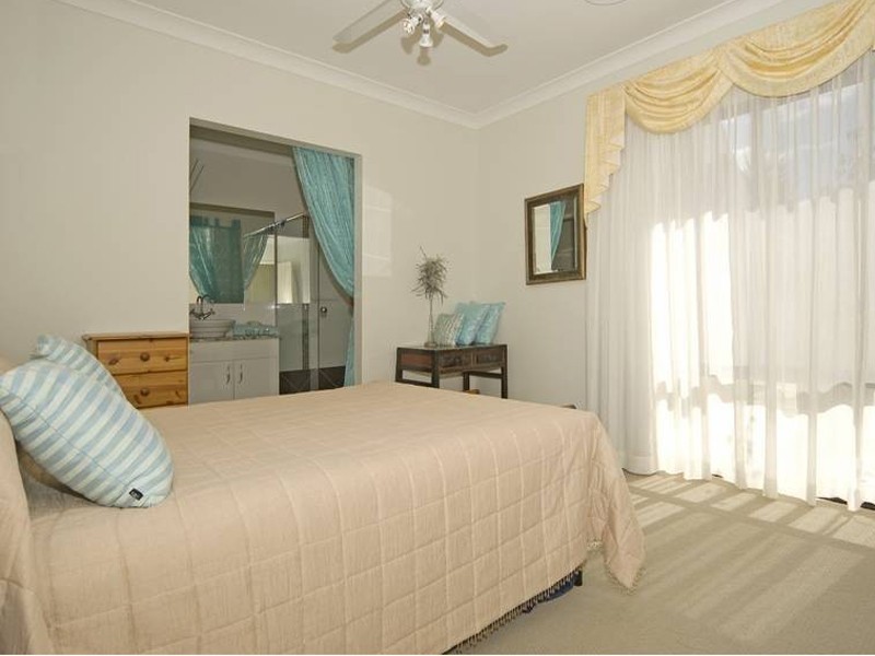 9 Rufous Cres, Brookwater QLD 4300