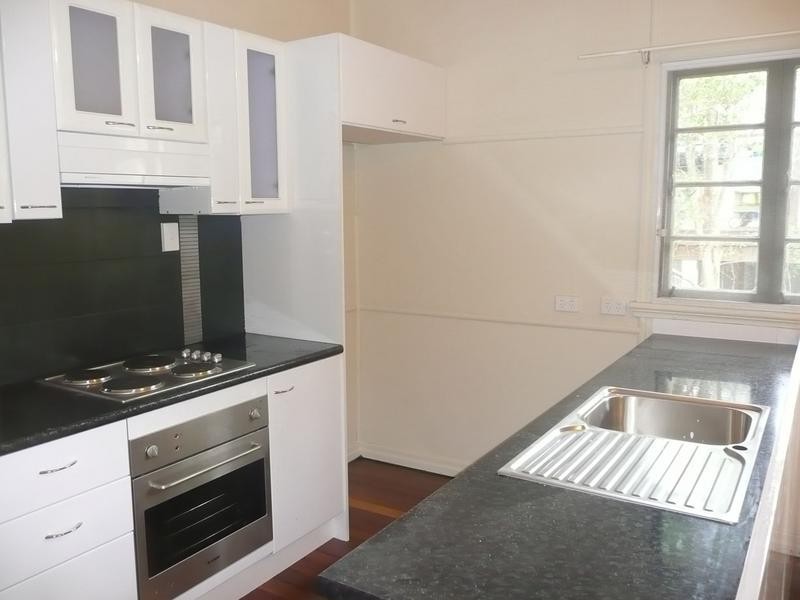 11 Bayford St, Oxley QLD 4075