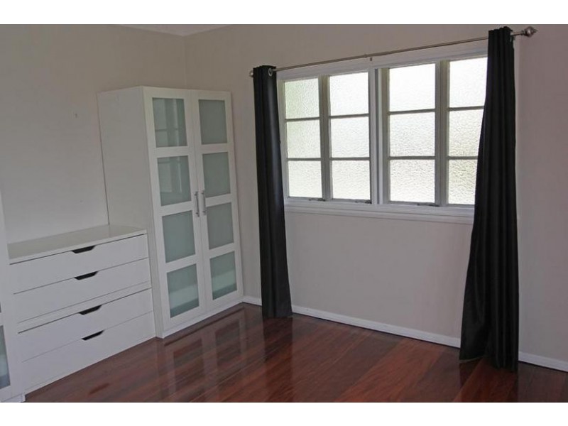 52 Englefield Rd, Oxley QLD 4075