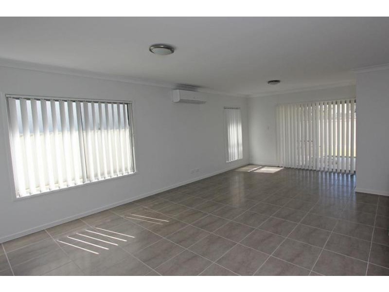 16 Woodgate St, Oxley QLD 4075