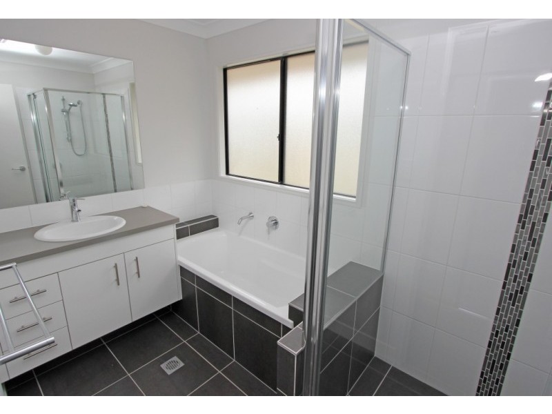 9 Howard Street, Oxley QLD 4075