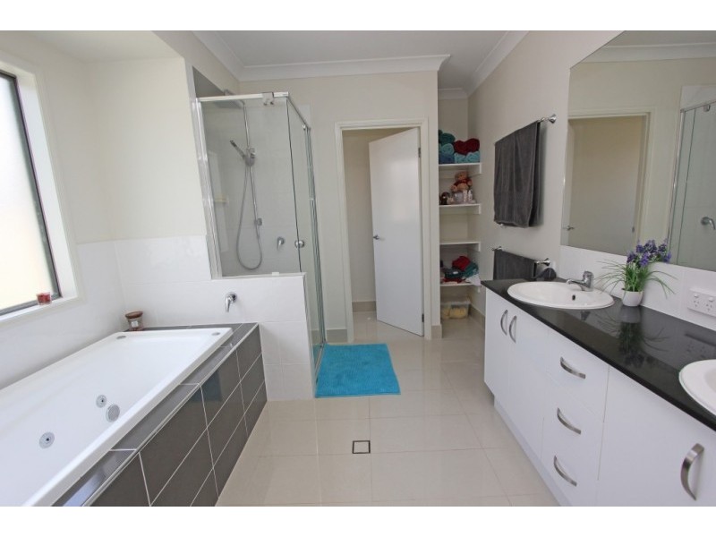 15 Parsons Street, Oxley QLD 4075