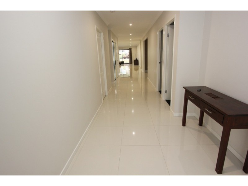 44 Finnegan Cct, Oxley QLD 4075