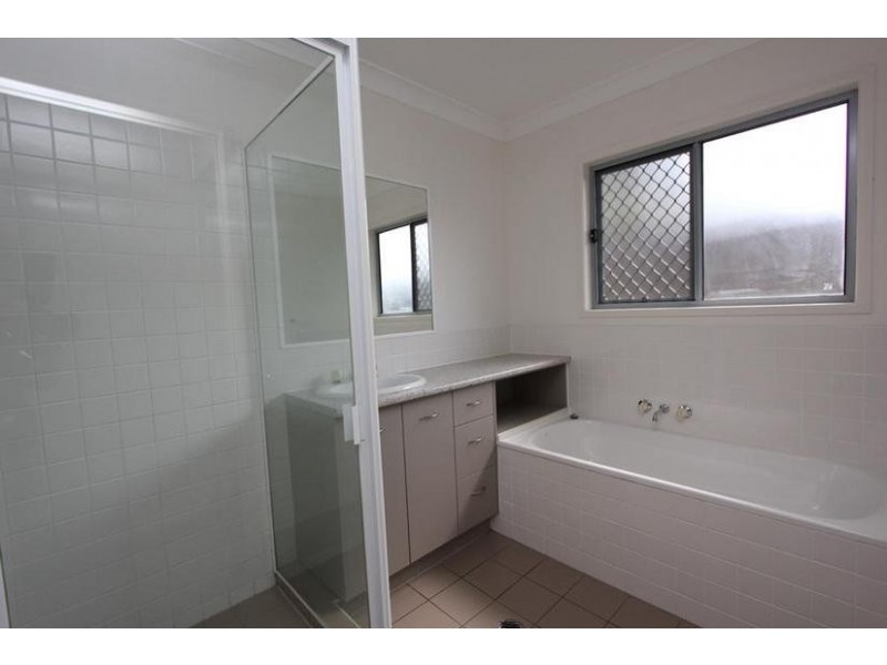 48 William Tce, Oxley QLD 4075