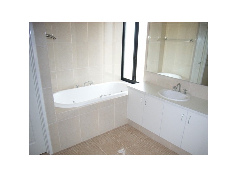 11 Hopewell Pass, Carramar WA 6031