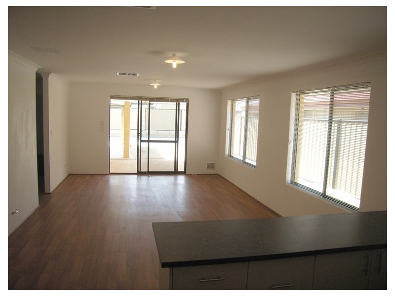 21 Lauderdale Ramble, Carramar WA 6031