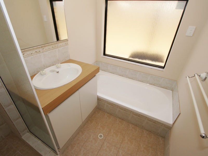 12 Kerlin Way, Carramar WA 6031