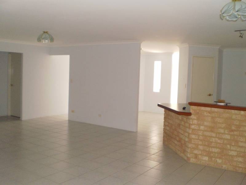 16 Glenfine Way, Carramar WA 6031