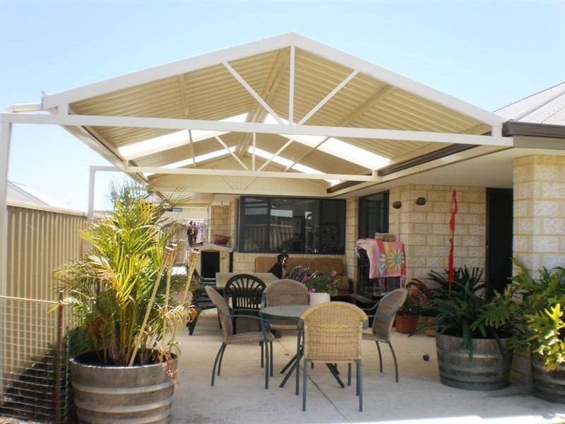 6 Champaigne Drive, Tapping WA 6065