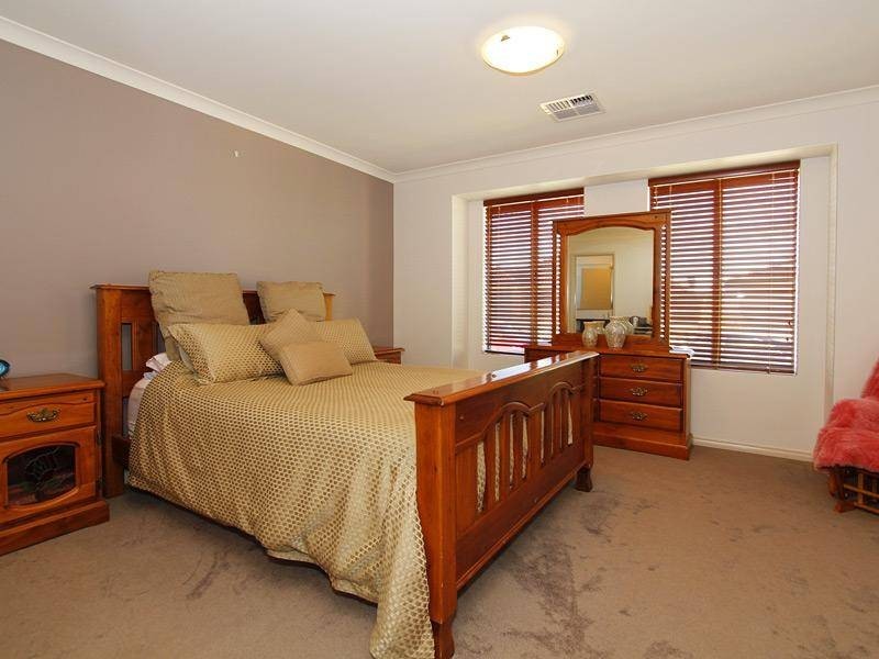 16 Bingarra Crescent, Tapping WA 6065